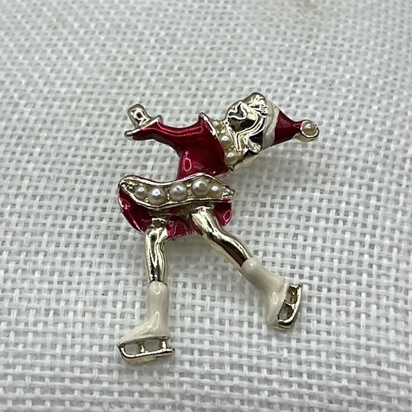 Vintage Ice Skater Brooch Red with Faux Pearl Gold tone - Picture 5 of 9